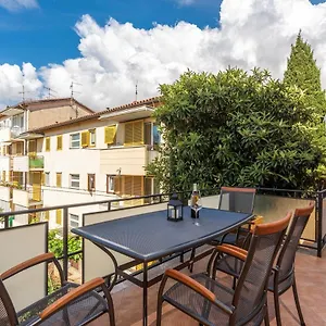 Apartment Lazzarich With Terrace, Poreč